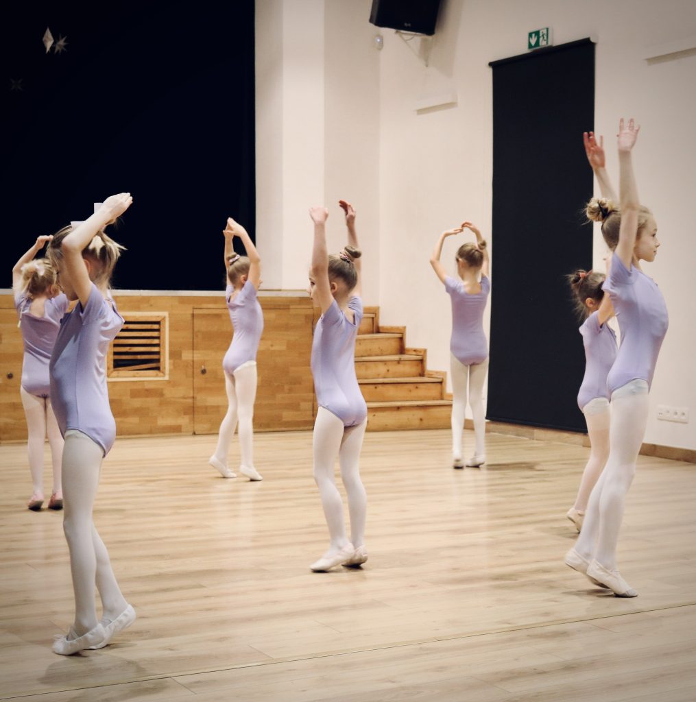 Baletnice w trakcie obrotu na sali baletowej.