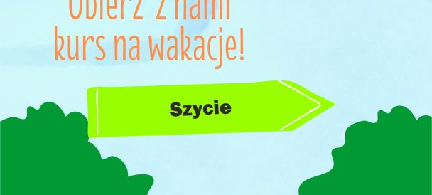 Na środku zielony kierunkowskaz z napisem szycie, powyżej hasło obierz z nami kurs na wakacje, poniżej zielona roślinność. Jasnoniebieskie tło.