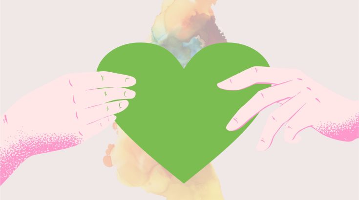 Pośrodku zielone serce trzymane w dłoniach